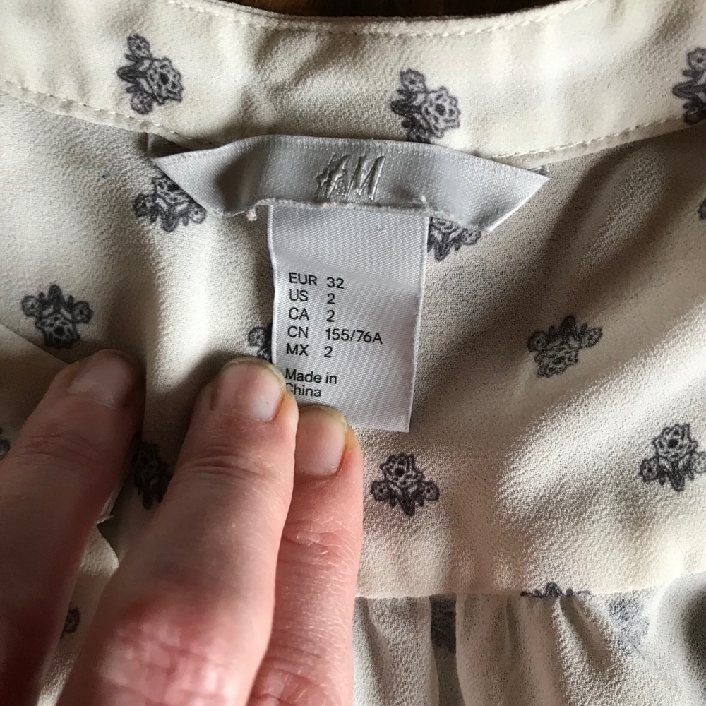 🌾 EUC 🌾 H&M B/W Ruffle Button Down - Picture 5 of 6